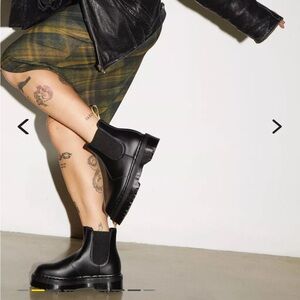 NWOT - Dr. Martens Black 2976 Felix Platform Chelsea Boots